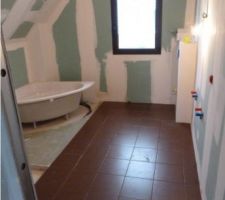 Carrelage sol salle de bain...ca avance!