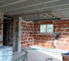 Faux plafond de la cuisine en cours.