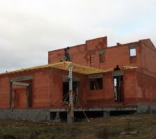 Fa&ccedil;ade sud avec la terrasse 
mis en place de la charpente