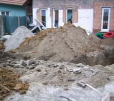 On creuse:...a la pelleteuse bien sur!