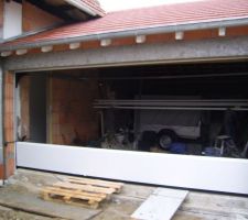 D&eacute;but de la pose de porte du garage