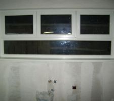 Rebord de fenetre de la cuisine pos&eacute;