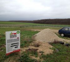 Voici mon terrain, avec mon super coupé sport!
Il est déjà clôt sauf en façade.