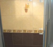 Photo faïence sdb. Le coloris choisi est le beige pour la faïence du sol et du mur au-dessus de la baignoire. Peut-être ferons-nous un mélange avec le coloris marron plus tard...A voir. Le listel choisi n'est pas celui-là.