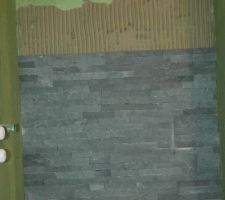 Pierre de parement en ardoise dans la douche