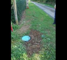 Mauvais point ! les camions roulaient carrément sur notre borne d'égout ! nous avons mis en place des piquets autour pour ne plus que cela ne se reproduise ... manque de sérieux ! - photo en page 2 du récit...