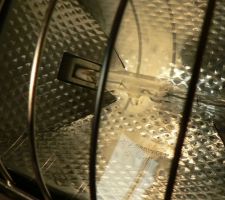 Pour enduire mon placo, et voir les défauts, j'ai installé un projecteur halogène de 400W, sur pied.
L'ampoule à tenu 1 heure. Le filament a fait fondre le verre de la lampe.