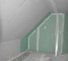 Chambre 3 côté mur salle de bain
