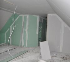 Manque encore une cloison séparant les 2 chambres enfants