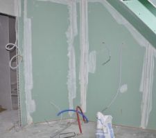 Salle de bain et emplacement meuble-lavabo