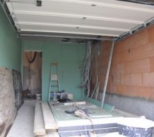 Le garage cloisonné fait un peu ... petit