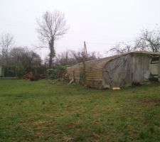 Vu d'ensemble du terrain mais vide le terrain sera plus jolie !!