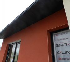 Lambris en aluminium sous le toit