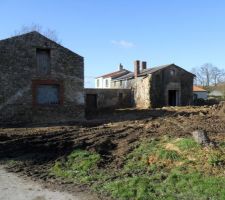 Après le pt coup de ménage du terrain place au gros chantier avec la démolition .
on y vois plus clair....