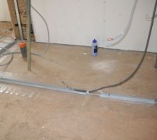 Salle d'eau parentale : à gauche, douche à l'italienne, à droite, la vasque, et pour y entrer, porte à galandage