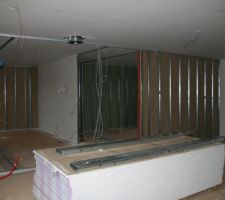 à droite, le bureau, derrière une chambre enfant, à gauche, chambre parents