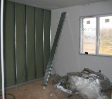 Une chambre enfant, donnant au nord, placo en cours