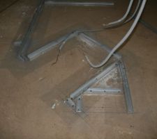 Les rails pour les niches en placo de la cuisine : le frigo s'y encastrera, et d'autres petites niches regarderont le salon