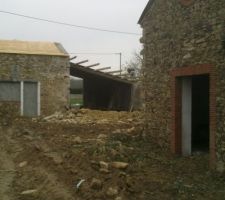 Démolitation à la main du pignon pour réutiliser la pierre pour la terrasse couverte