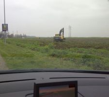 Enfin les 1ers engins sur le chantier. Le lotissement commence &agrave; ce faire. Un 1er d&eacute;but.