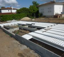 Alors voila la dalle...faite sur vide sanitaire 
alors pour expliquer il y a deux maisons c est pas que la mienne!!!!!