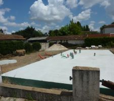 Donc la dalle et ap&eacute;rs on a attendu avant que &ccedil;a reprenne car apparement il fallait du s&eacute;chage au niveau du b&eacute;ton...