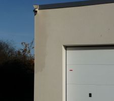 Infiltrations d'eau par la toiture ou les pluviales entra&icirc;nant des d&eacute;sordres dans le garage, non r&eacute;solu depuis le 2/12/11.