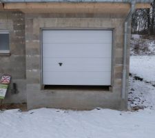 La porte de garage sectionnelle (prise en plus dès le départ pour ses qualités isolantes)