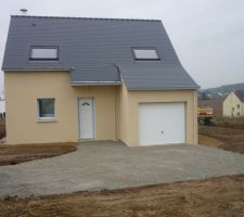 Terrassement en cours,empierrement autour de la maison