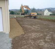 Terrassement en cours,empierrement autour de la maison