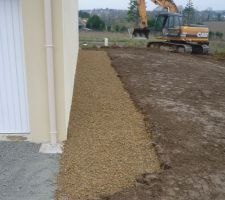 Terrassement en cours,empierrement autour de la maison