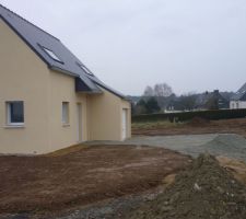 Terrassement en cours,empierrement autour de la maison