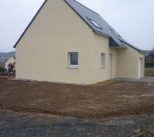 Terrassement en cours,empierrement autour de la maison
