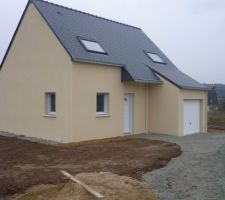 Terrassement en cours,empierrement autour de la maison