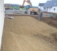 Terrassement en cours,empierrement autour de la maison avec partie de la future terrasse