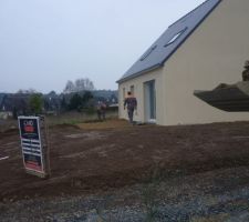 Terrassement en cours,empierrement autour de la maison