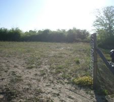 Nous sommes &agrave; l'entr&eacute;e du terrain apr&egrave;s un chemin d'acc&egrave;s en indivision, le terrain est triangle!!!, comme il est grand (1255m2) on arrive &agrave; s'en acomoder...