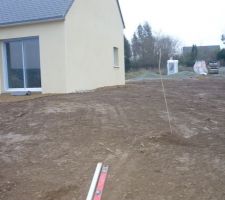 Terrassement en cours,empierrement autour de la maison