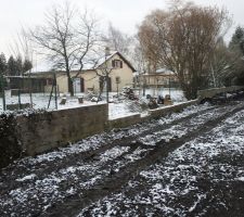 Le gros des souches est enlevé; place au décappage
