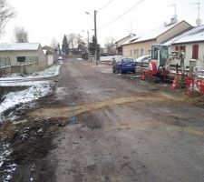 Raccordement de l'eau et des égoûts; ben oui sans eau pas de béton et donc pas de maçonnerie...