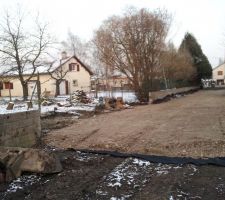 ...on a même rattrapé le niveau du terrain de la maison. Super !