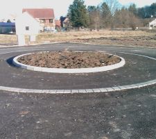 Un petit rond-point devant le terrain