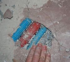 Sous la chape/ragreage cassée, les tuyaux...