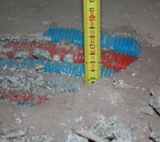 Chape légère à base de polystyrène qui recouvre tous les tuyaux de plomberie et chauffage etc...   léger ragréage car la cape n'a pas recouvert la totalité des tuyaux.

sauf que...voilà le résultat, ça casse.
au plus fin 1 cm au plus profond 3cm.