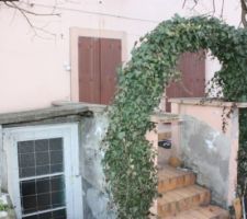 Une vue de la maison. 
Entrée initiale et terrasse et accès cave.
Tout sera cassé,plus d'accès extérieur à la cave (on a essayé d'éviter mais bon)