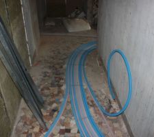 Pose des multiples tuyaux d'eau chauffage electricité