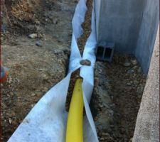 Mise en place du drain périphérique de devant la maison...