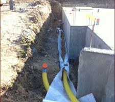 Mise en place du drain périphérique de devant la maison...
