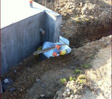 Mise en place du drain périphérique de devant la maison...