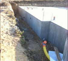 Mise en place du drain périphérique de devant la maison...